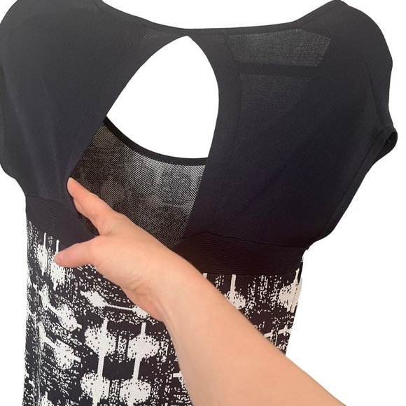 CARMEN Marc Valvo Navy & White Knit Dress with Cap Sleeves & Back Cut Out - Picture 7 of 14